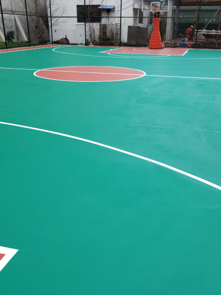 安多 球场长期使用易出现地面开裂